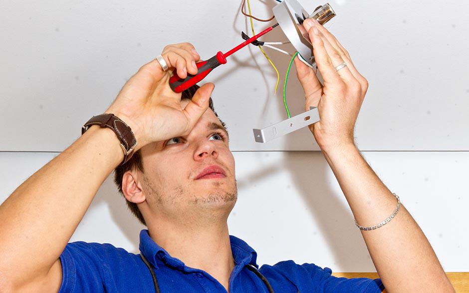 taux horaire électricien Louvres